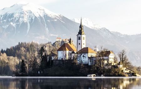 Slovenia Sewaan Kereta